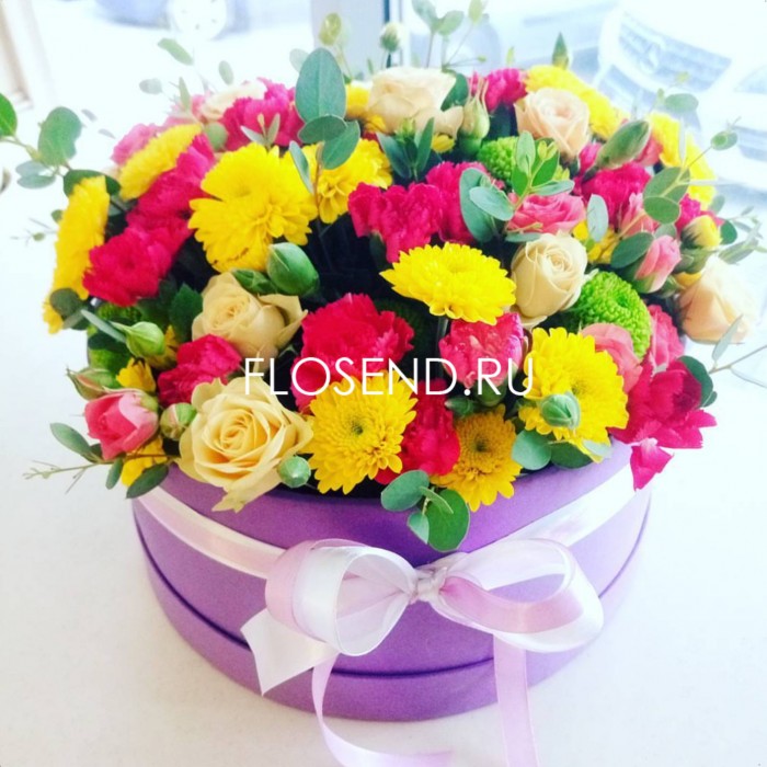 Коробка «5 кустовых роз и 4 кустовых хризантем с эвкалиптом»